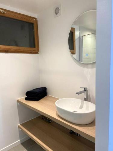 une salle de bain avec un lavabo et un miroir dans l'établissement STUDIO, à Montmin