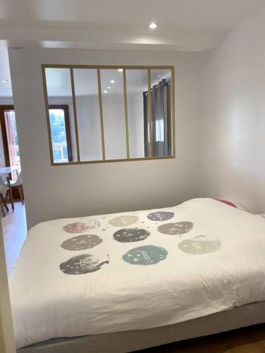 - un lit dans une chambre avec un miroir mural dans l'établissement STUDIO, à Montmin