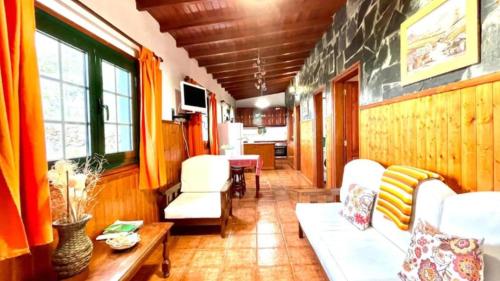エルミグアにあるCasa Rural Ondinaのリビングルーム(ソファ、椅子、テーブル付)