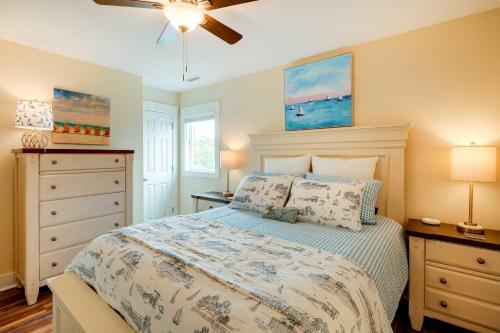 1 dormitorio con 1 cama y ventilador de techo en Corolla Vacation Rental with Pool, Walk to Beach!, en Corolla