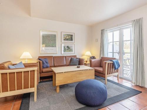 sala de estar con sofá y mesa en 6 person holiday home in Bl vand en Blåvand
