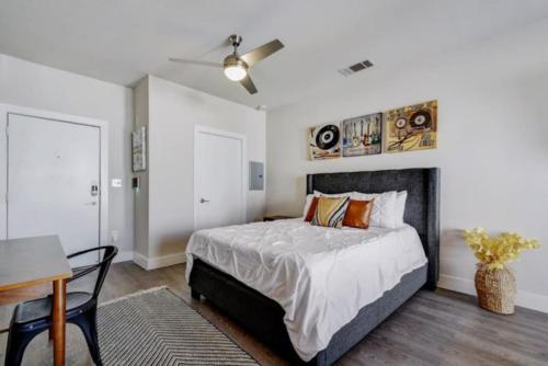 En eller flere senge i et værelse på Luxurious Studio, Work from Home, Wifi, Riverwalk