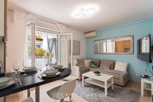 un salon avec un canapé et une table dans l'établissement Suite MIAMI Five stars holiday house, à Nice