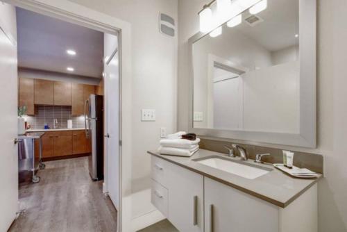 Køkken eller tekøkken på Luxurious Studio, Work from Home, Wifi, Riverwalk