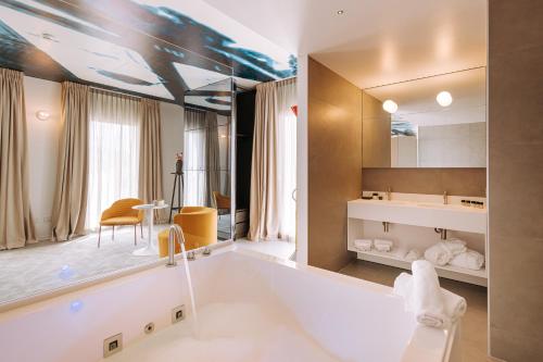 Cette chambre comprend une salle de bains pourvue d'une grande baignoire. dans l'établissement Biancodonda Lifestyle Hotel & SPA, à Gallipoli