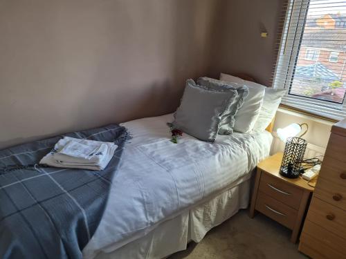 1 dormitorio con 1 cama con sábanas y almohadas azules en Sturry House en Sturry