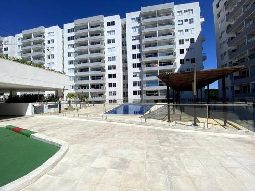 a large courtyard with a pool in front of tall buildings at Exclusivo apto / norte de valledupar hasta para 12 in Valledupar