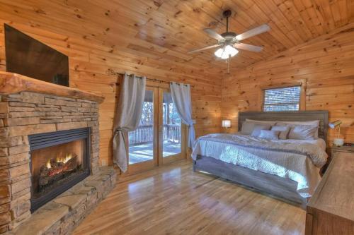 เตียงในห้องที่ Spruced Up Cabin w Hot Tub & Fire Pit in BR Mtns