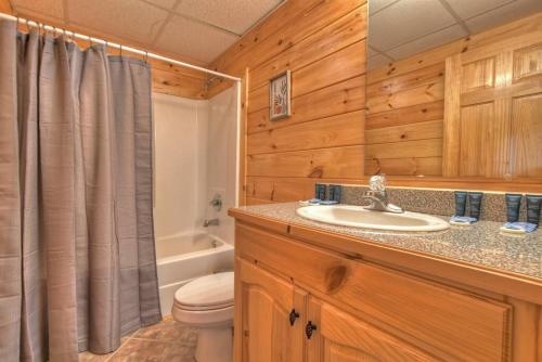 ห้องน้ำของ Spruced Up Cabin w Hot Tub & Fire Pit in BR Mtns