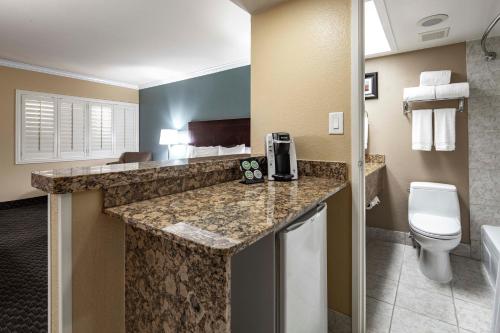 uma casa de banho do hotel com um WC e um lavatório em Best Western Plus Casino Royale - Center Strip em Las Vegas