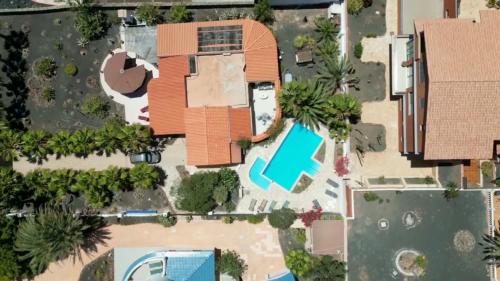 an overhead view of a house with a swimming pool at Villa Océano with private heated pool, aircon and Seaview in Parque Holandes