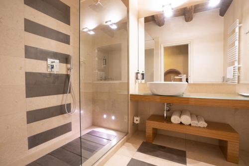bagno con lavandino e doccia di Il Borgo - 1711 Luxury Guest House ad Arlate
