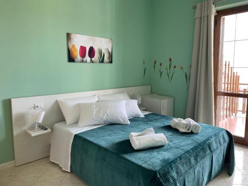 um quarto com uma cama com duas toalhas em Il Giardino di Vincenzina B&B em Lauria Inferiore