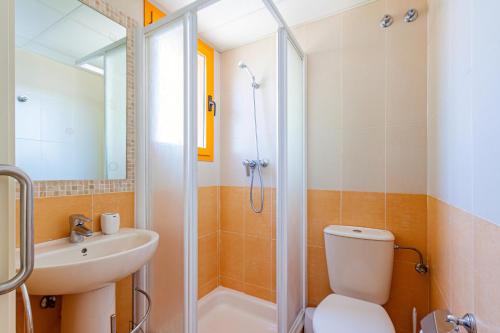 uma casa de banho com um chuveiro, um WC e um lavatório. em AMBARBEACH sea view apartment em Calpe