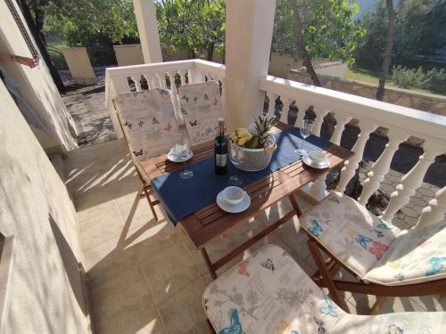 a table and two chairs on a balcony with a table at Apartman Mirna in Betina