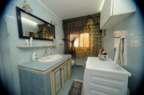 y baño con lavabo y espejo. en Casa di Manu en Montecatini Terme