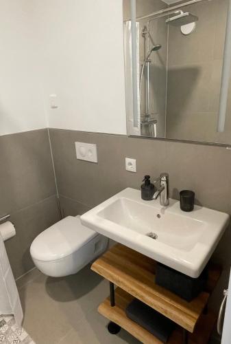 Un baño de Black Forest Apartments