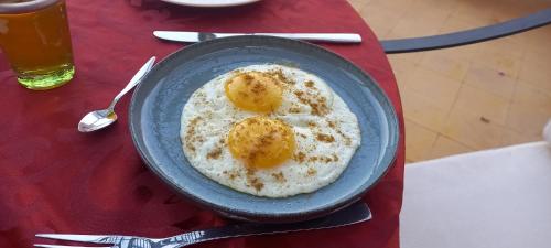 um prato de comida com ovos numa mesa em Riad Amegrad em Marraquexe