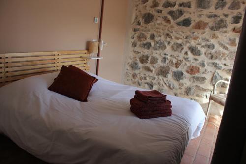 łóżko z dwoma ręcznikami na górze w obiekcie Gîte de charme pour 10 personnes w mieście Camélas