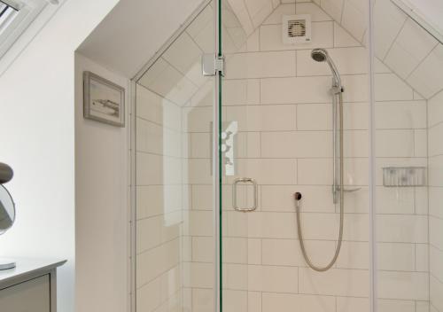 y baño con ducha y puerta de cristal. en Station View en Cromer