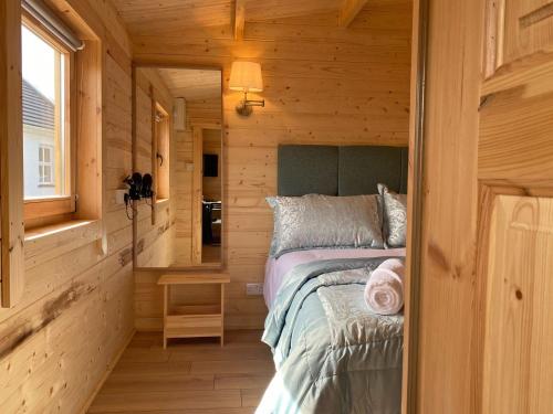 een slaapkamer met een bed in een blokhut bij Cabin 438 - Clifden in Clifden