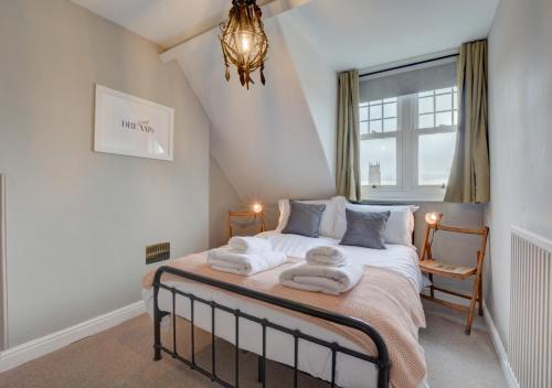 een slaapkamer met een bed met handdoeken erop bij Stones Throw in Cromer