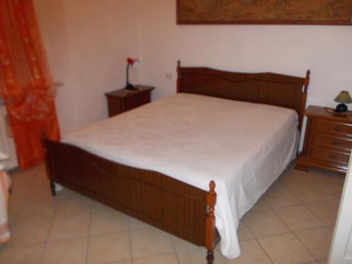 1 dormitorio con 1 cama grande y mesita de noche en Sole e Mare, en San Vincenzo