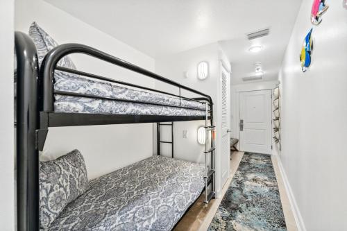 1 dormitorio con 2 literas en una habitación en Grand Panama 2-1307, en Panama City Beach