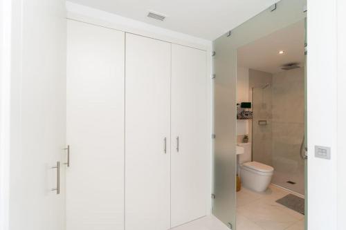 Zdjęcie z galerii obiektu Close to Amenities 3 Bed/2 Bath Apartment in Estepona with Pool View! w mieście Estepona