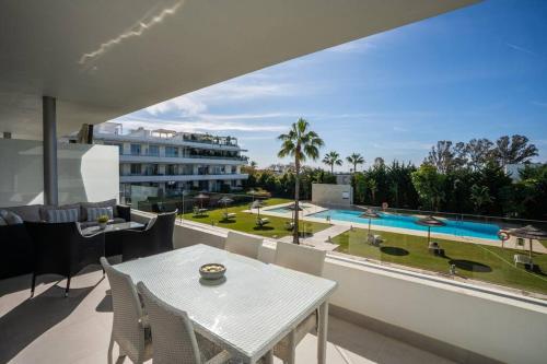 Zdjęcie z galerii obiektu Close to Amenities 3 Bed/2 Bath Apartment in Estepona with Pool View! w mieście Estepona