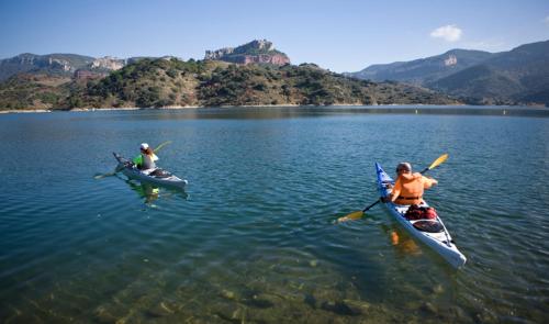 two people in kayaks in the water on a lake at Pla del Castell II in Albarca