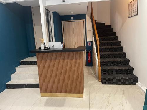 una escalera que conduce a un vestíbulo con barra y escaleras en Hôtel P.L.M. en Cannes