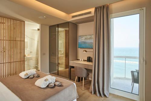Pokój hotelowy z łóżkiem i widokiem na ocean w obiekcie Hotel Sans Souci w mieście Gabicce Mare