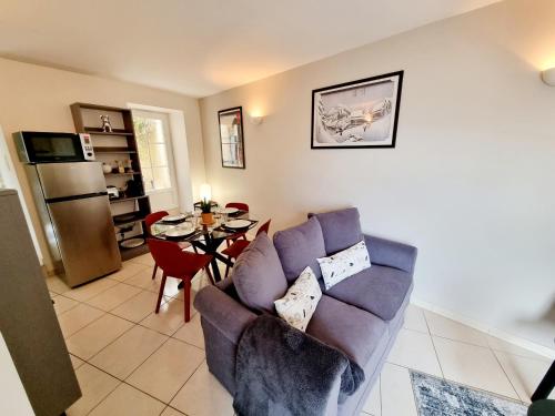 un salon avec un canapé et une table dans l'établissement Coquette maison de ville calme avec patio, à Angoulême