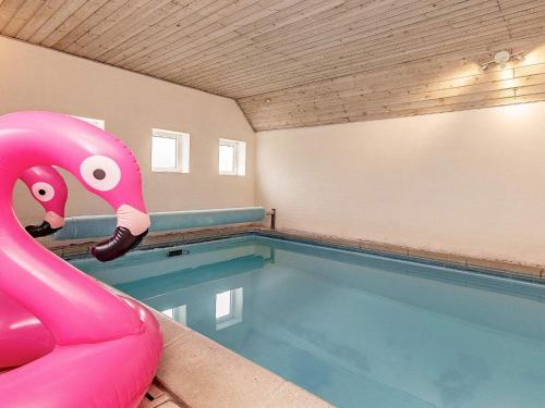 uma piscina com insuflável cor-de-rosa em 8 person holiday home in Bl vand em Blåvand