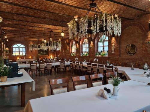 un comedor con mesas y sillas blancas en Hotel Staropolska, en Tomaszów Lubelski