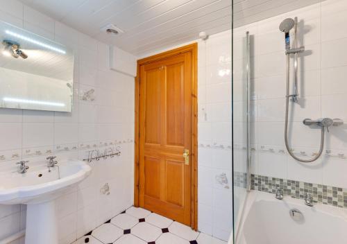 Koupelna v ubytování Bwthyn Benllech