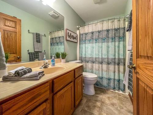 Ένα μπάνιο στο Charming Lake Geneva, Wisconsin 3BR/2Bath Home - Shagbark Waters