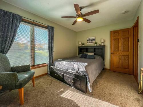 Postelja oz. postelje v sobi nastanitve Charming Lake Geneva, Wisconsin 3BR/2Bath Home - Shagbark Waters
