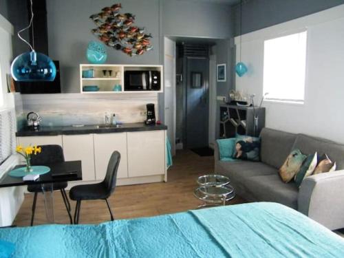 ein Wohnzimmer mit einem Sofa und einem Tisch in der Unterkunft Studio bed & Strand in Scharendijke