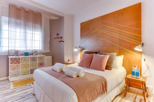 um quarto com uma cama grande e toalhas em Sweet Inn - Charming in Sant Gervasi em Barcelona