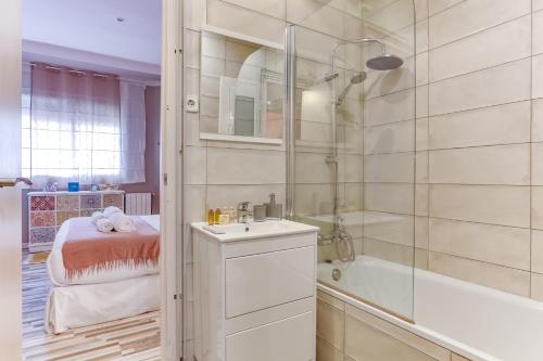 a bathroom with a shower and a sink and a tub at Sweet Inn - Charming in Sant Gervasi in Barcelona