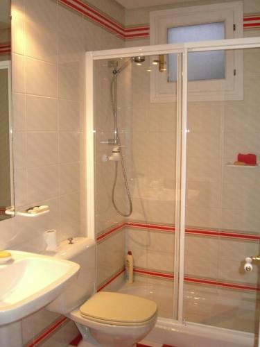 a bathroom with a shower and a toilet and a sink at alojamiento temporal El Sotillo in Cuenca