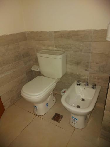 y baño con aseo y lavamanos. en DEPARTAMENTO CENTRICO CATAMARCA en San Fernando del Valle de Catamarca