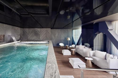 una sala de estar con una gran piscina en The Ritz-Carlton, Mexico City en Ciudad de México