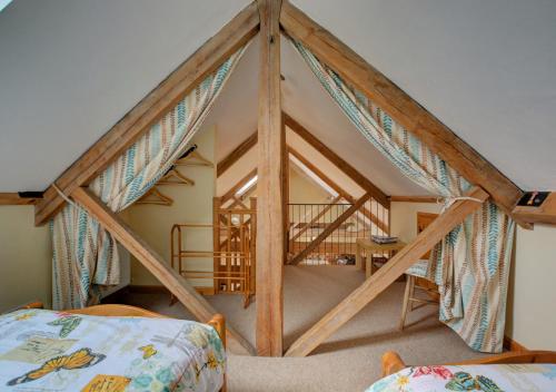 Zimmer mit einem Zelt mit einem Bett in der Unterkunft The Hay House in Thursford