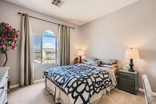 - une chambre avec un lit et une fenêtre dans l'établissement 3bd nature theme home 15 min from the Strip, à Las Vegas