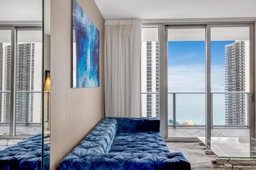 HYDE HOUSE #2505 - Luxury Waterfront 2BR 2BA Apartment Suite with direct ocean view, roof top pool, resort amenities tesisinde bir oturma alanı
