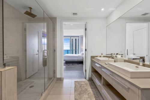 HYDE HOUSE #2505 - Luxury Waterfront 2BR 2BA Apartment Suite with direct ocean view, roof top pool, resort amenities tesisinde bir banyo