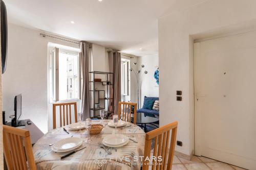 une salle à manger avec une table et des chaises dans l'établissement Suite La bohème Five stars Holiday house, à Nice